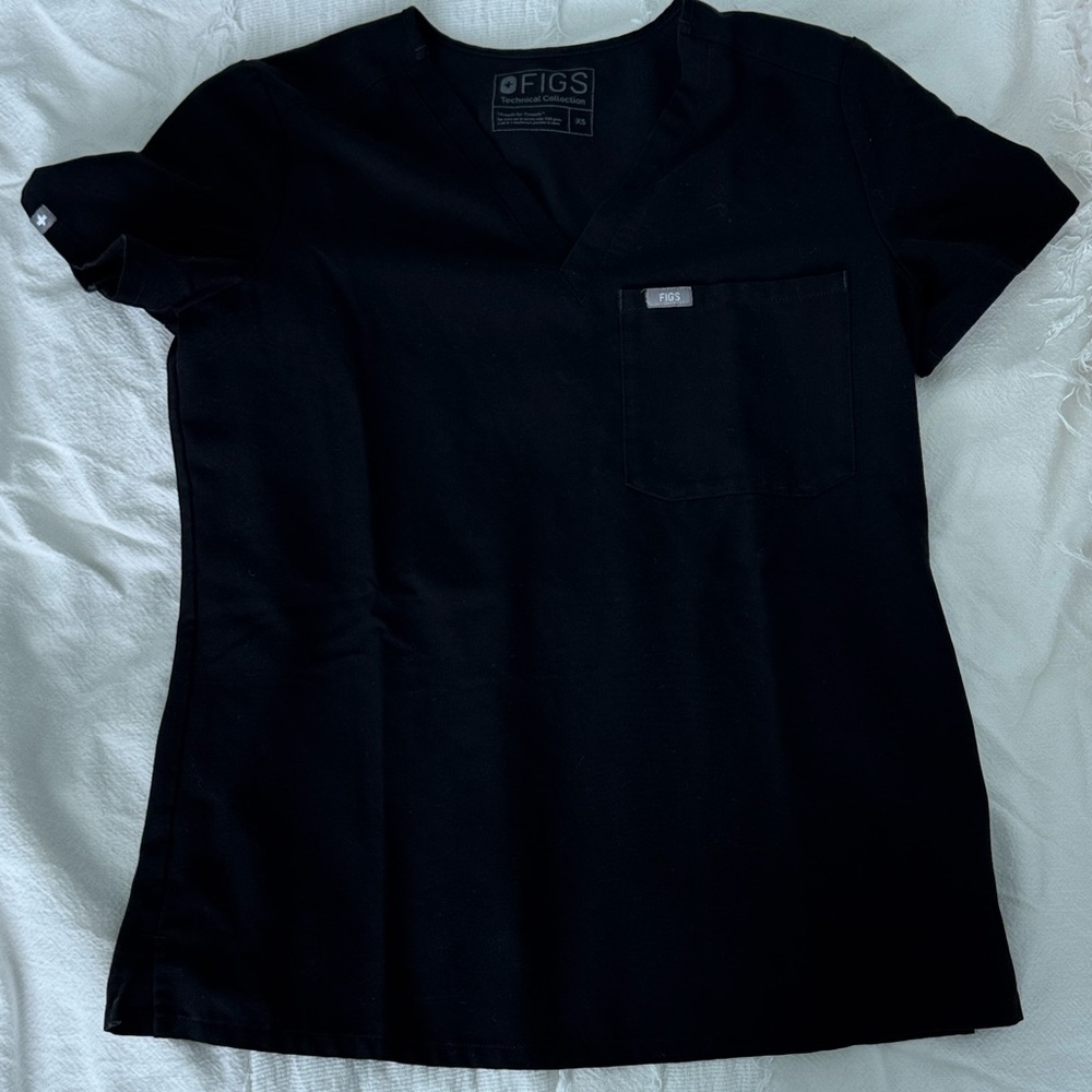 FIG SCRUB TOP
